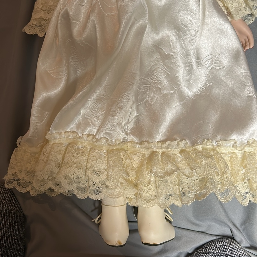 Beautiful Doll - Picture 7 of 10
